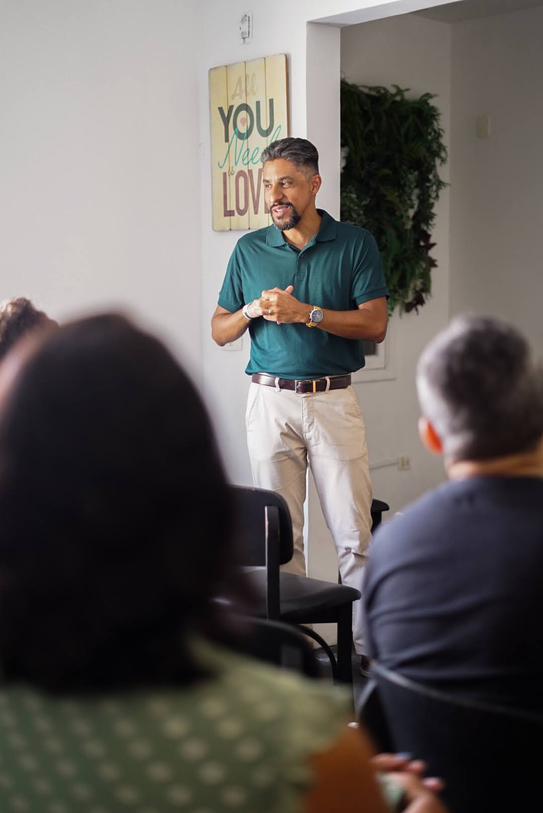 Leonardo Santo conduzindo um treinamento de comunicação para uma turma